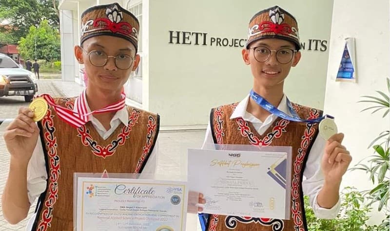 Dua Siswa Kembar Asal Katingan Juarai Kompetisi Internasional